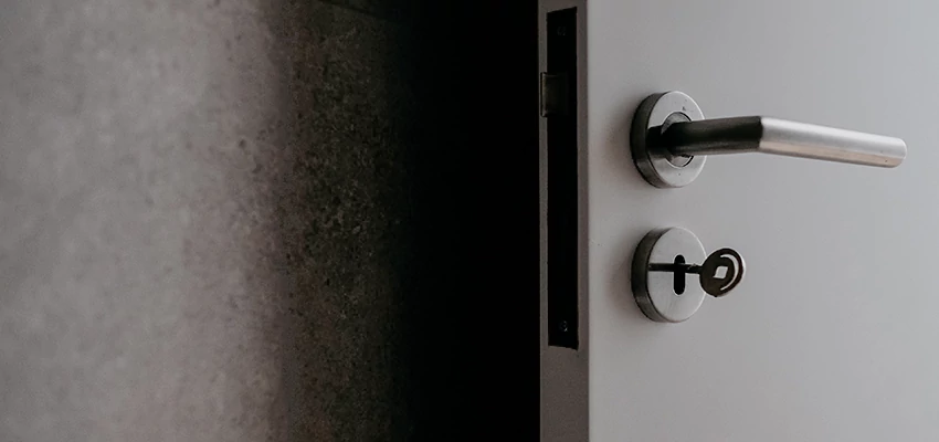 Front Door Handle Repair And Installation in Willowbrook, CA